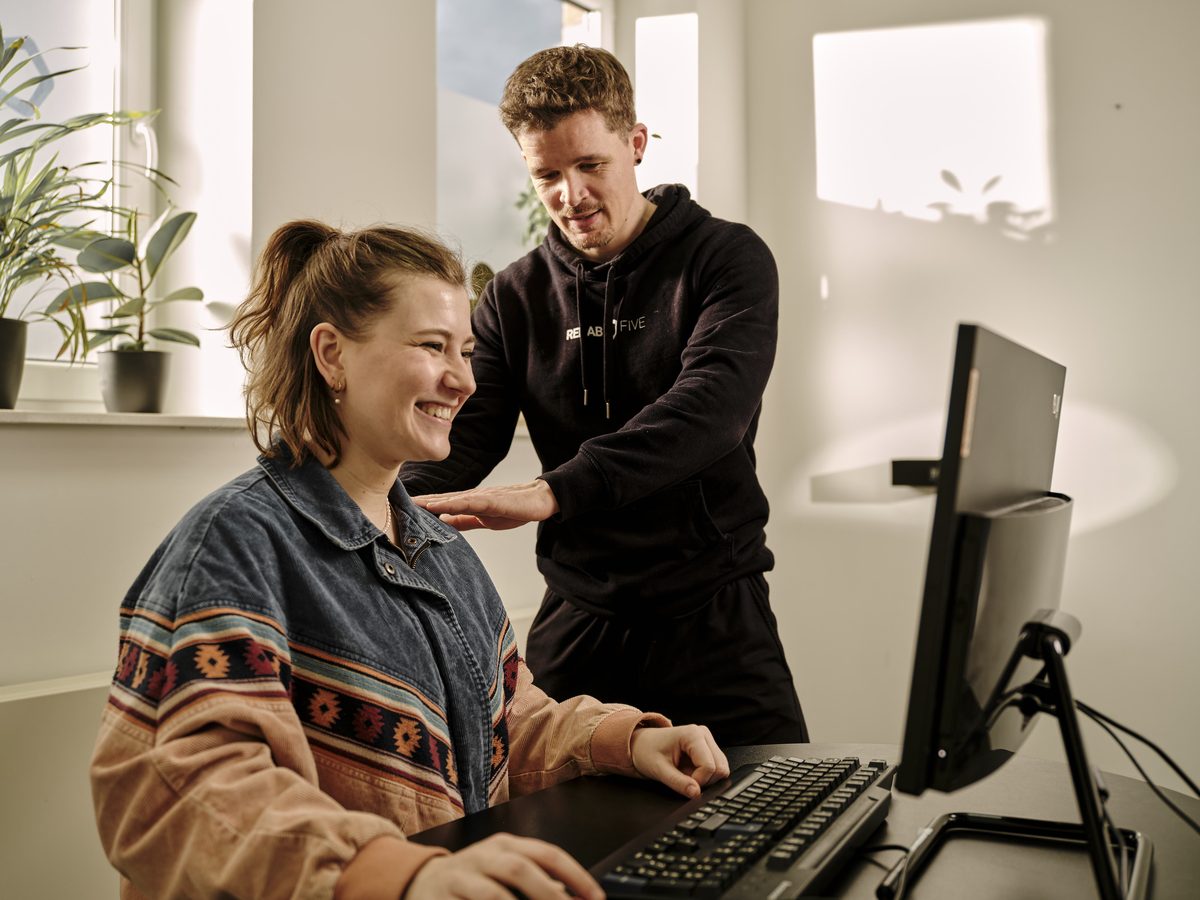 Physiotherapie bei Bürojob-Schmerzen — Rehab Five Münster