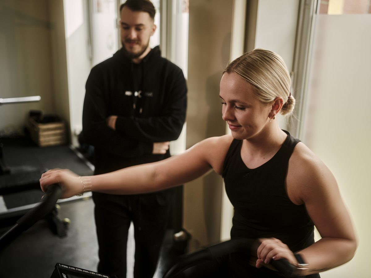 KGG am Gerät bei Rehab Five Münster — Krankengymnastik an medizinischen Trainingsgeräten