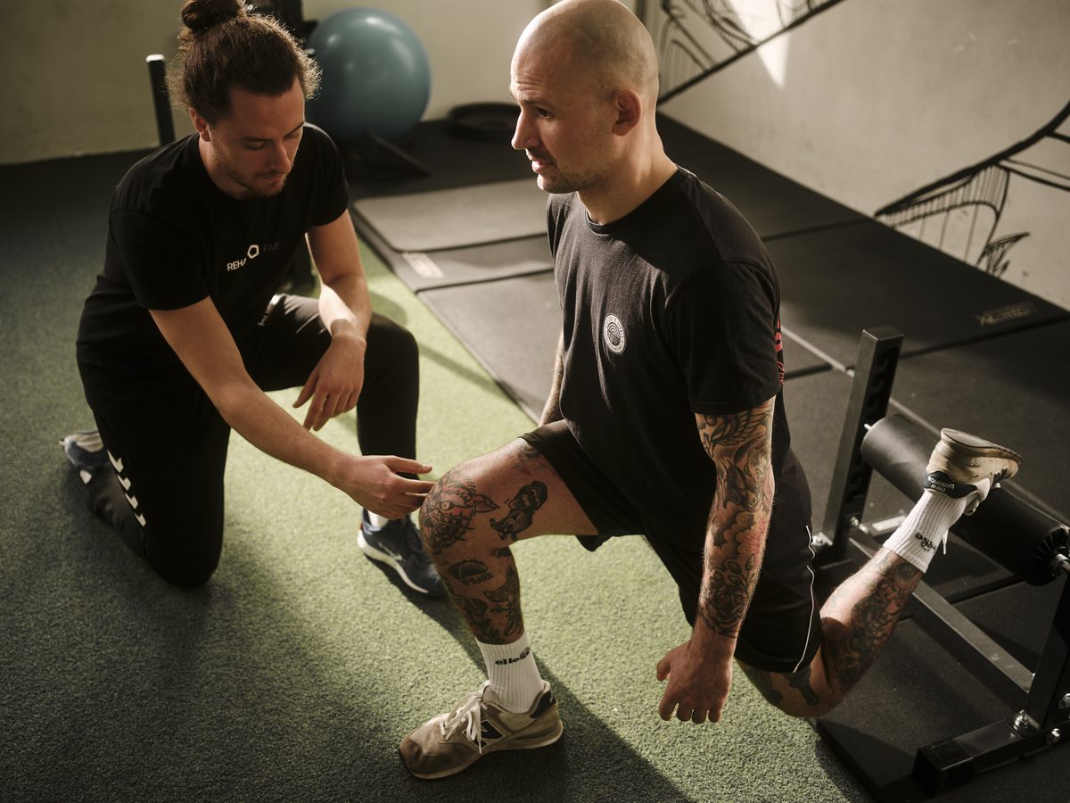 Physiotherapie bei Rehab Five Münster — Therapeutin behandelt Patient