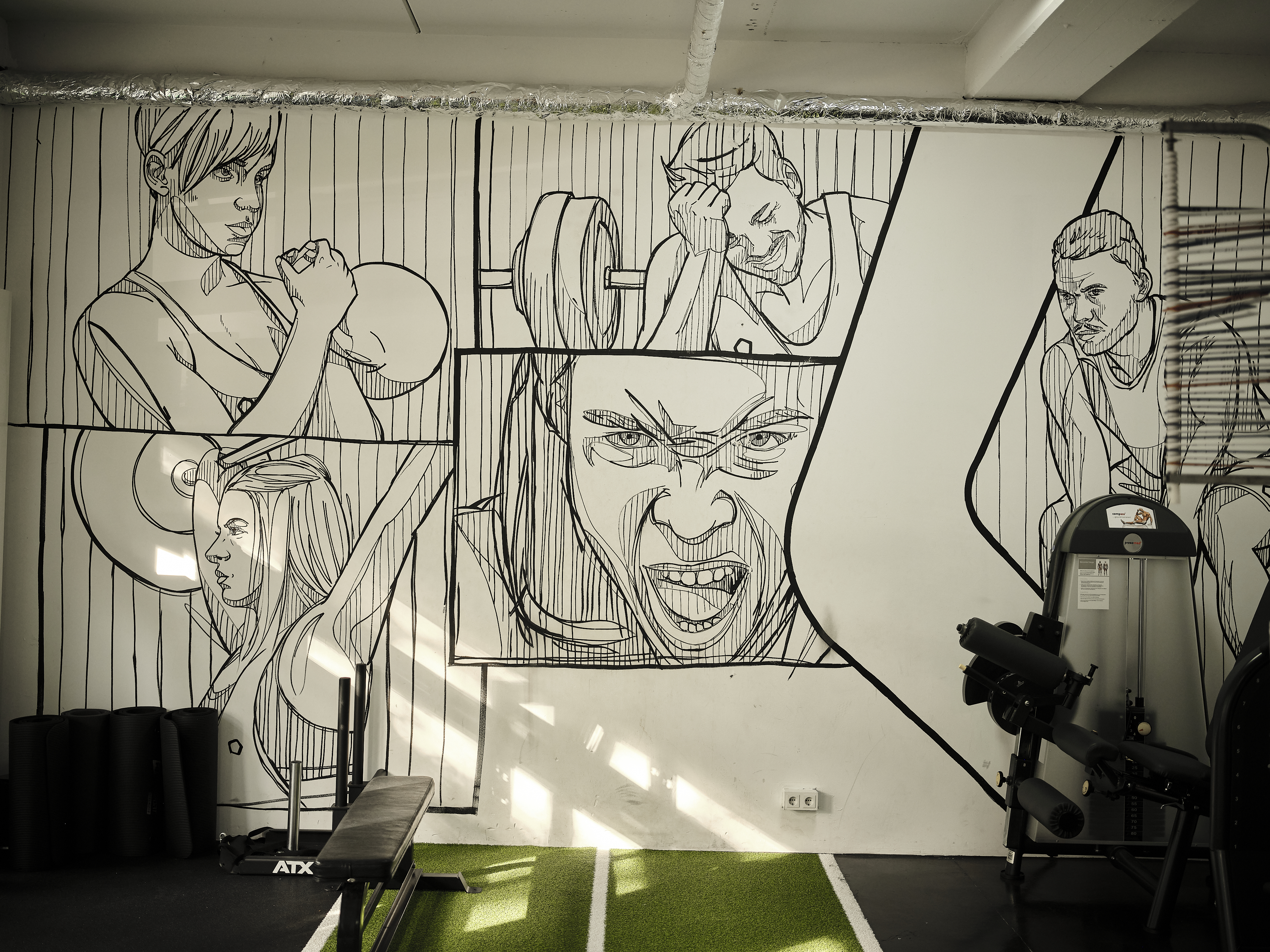 Comic-Mural mit ATX-Trainingsbank im Vordergrund