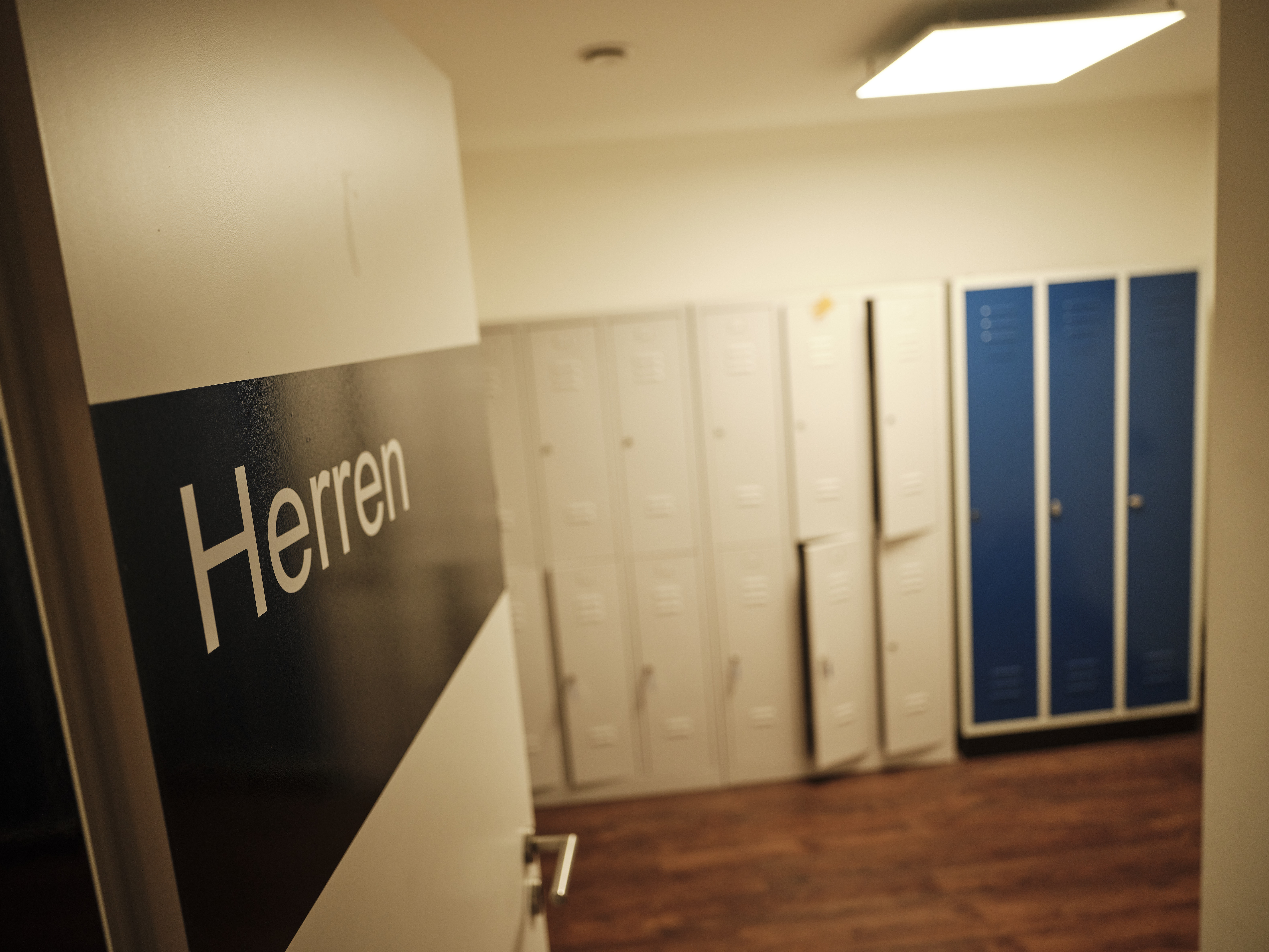 Herren-Umkleide mit Spinden