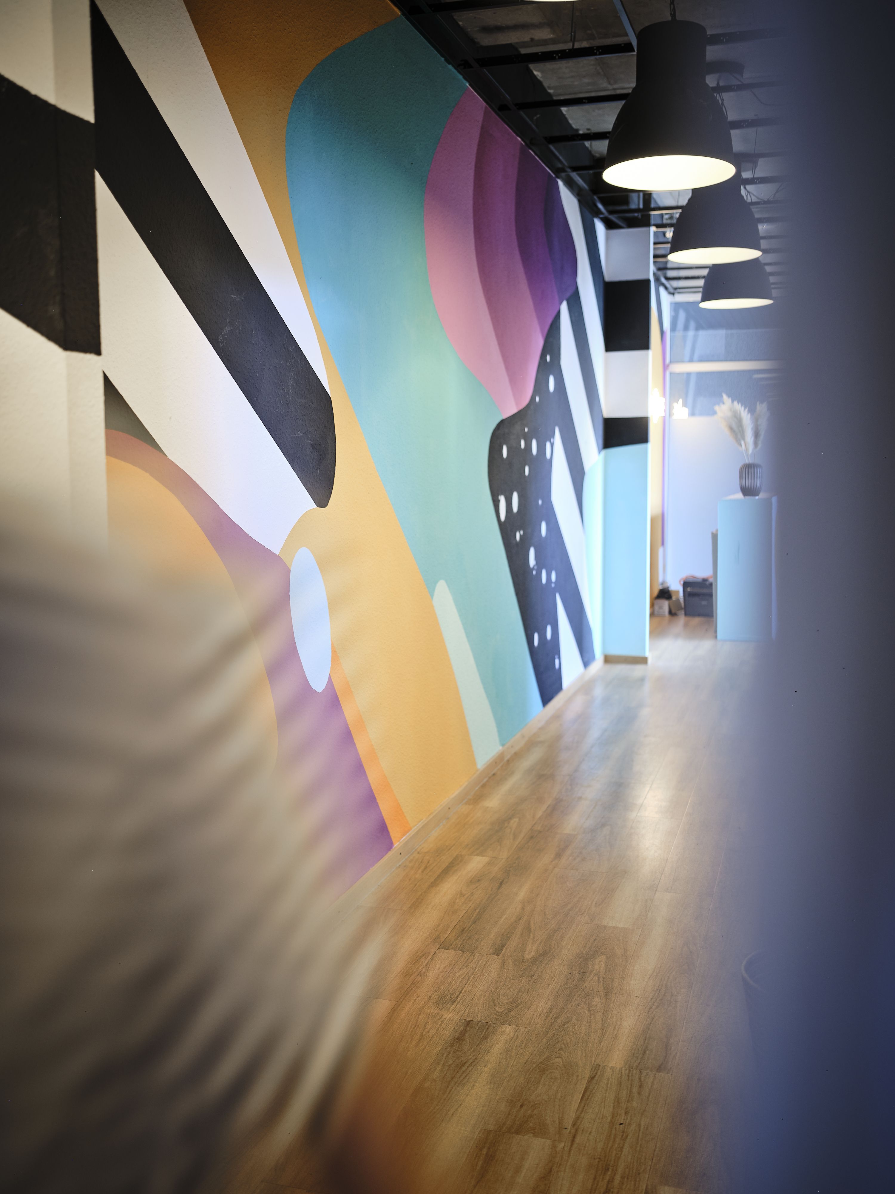 Flur mit Pendelleuchten und Mural-Wand