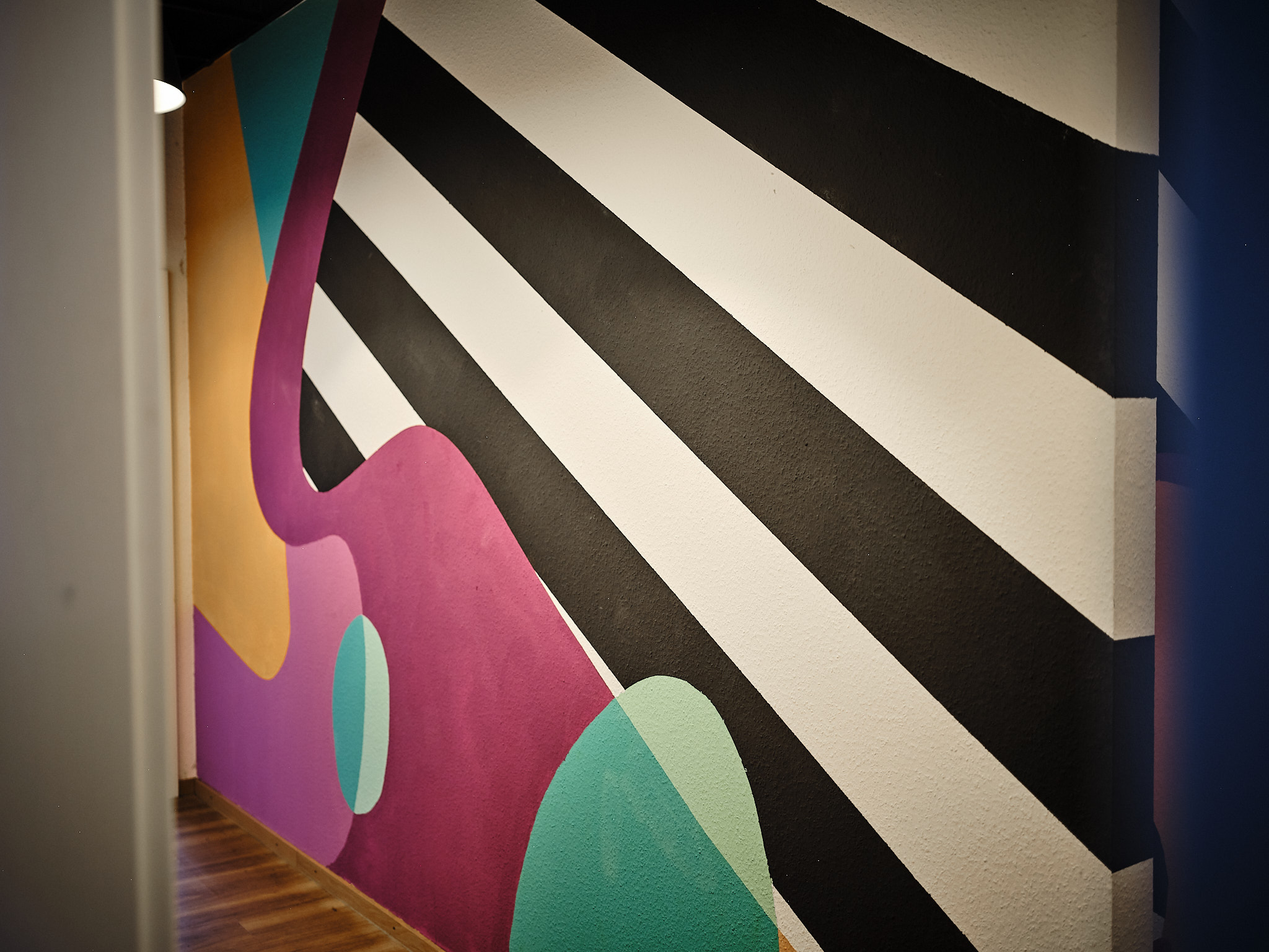 Mural-Wand mit Streifen und Farbflächen